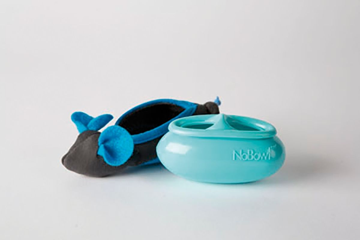 Un giocattolo prodotto commercialmente, progettato per contenere una piccola quantità di crocchette, e rivestito con una "pelle" che simula quella di un topo. Questo tipo di giocattolo consente al gatto di vedere il cibo, ma richiede un certo grado di destrezza per manipolarlo ed estrarre le crocchette.