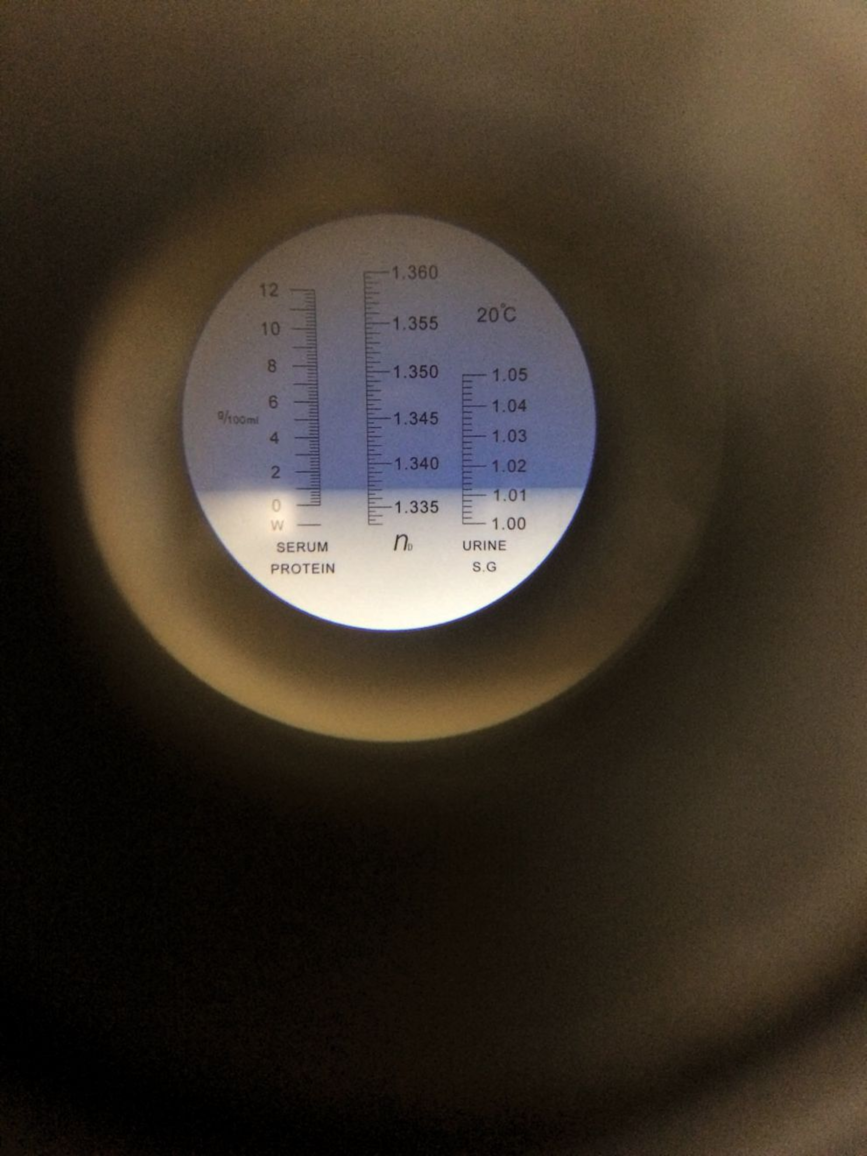 Le seul moyen précis de vérifier l’état d’hydratation d’un chiot est de mesurer la densité urinaire au réfractomètre 