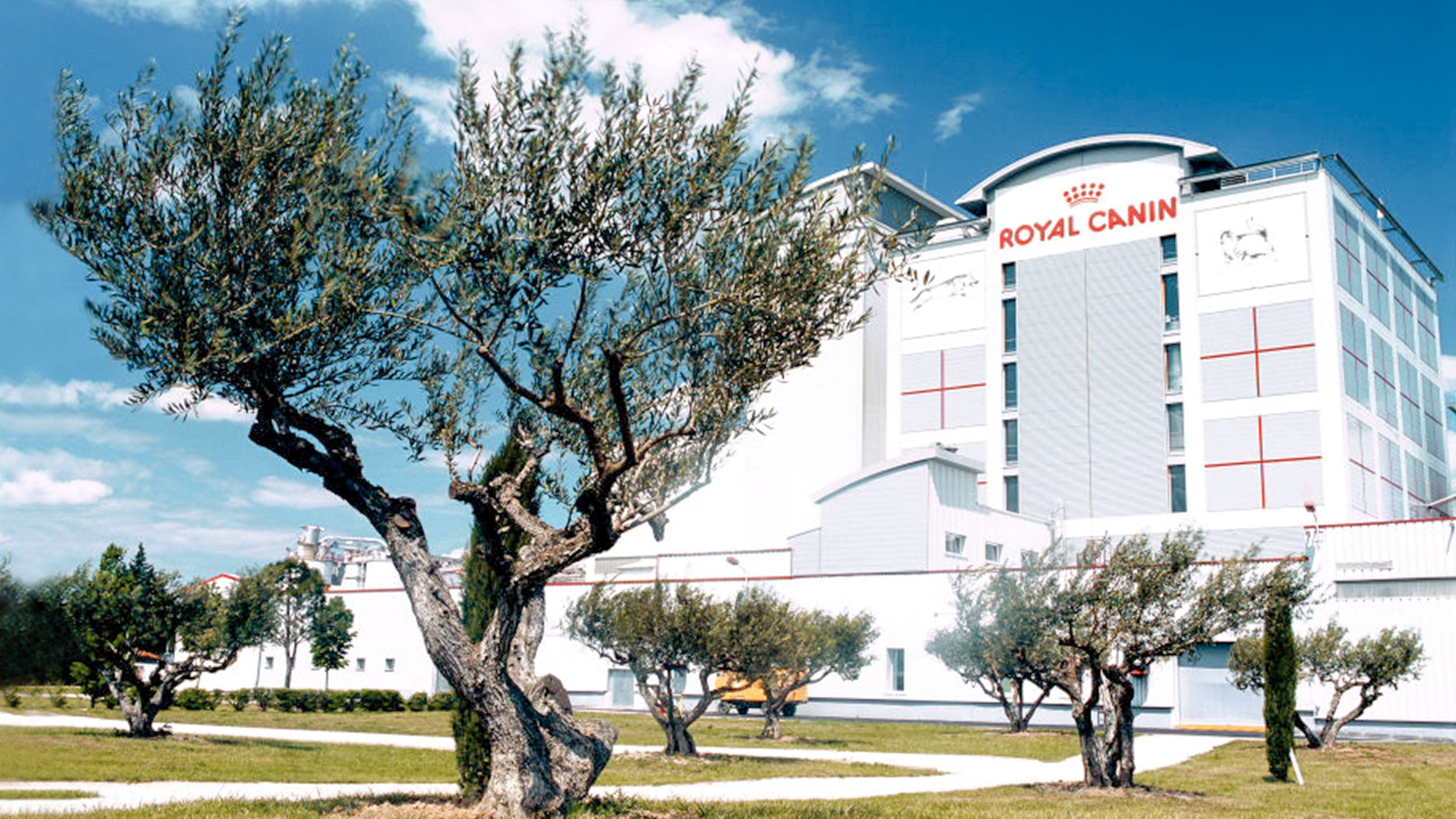 Stabilimento Royal Canin dietro gli alberi