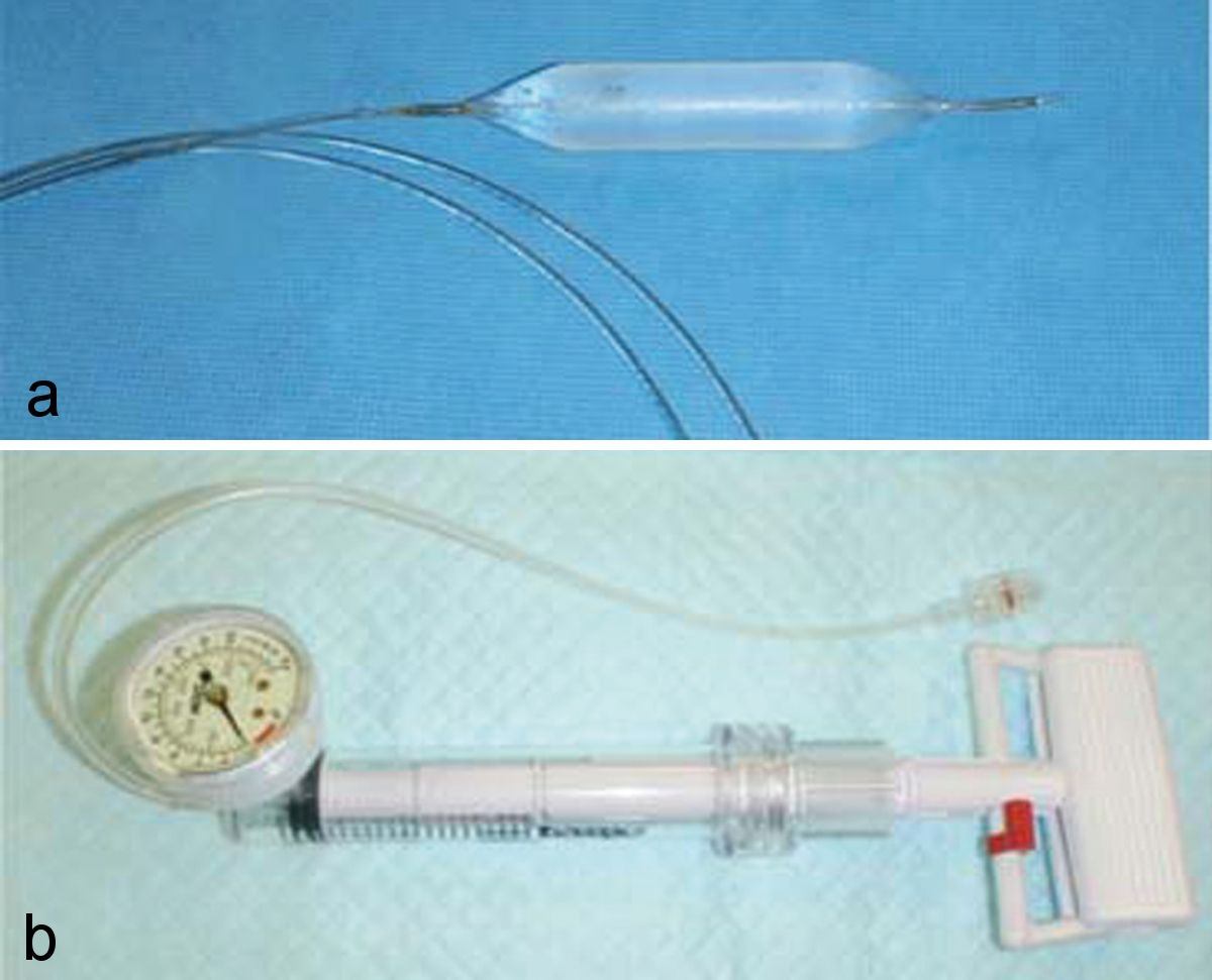 Matériel pour le traitement des sténoses :ballonnets de dilatation (a) et seringue de gonflage (b).