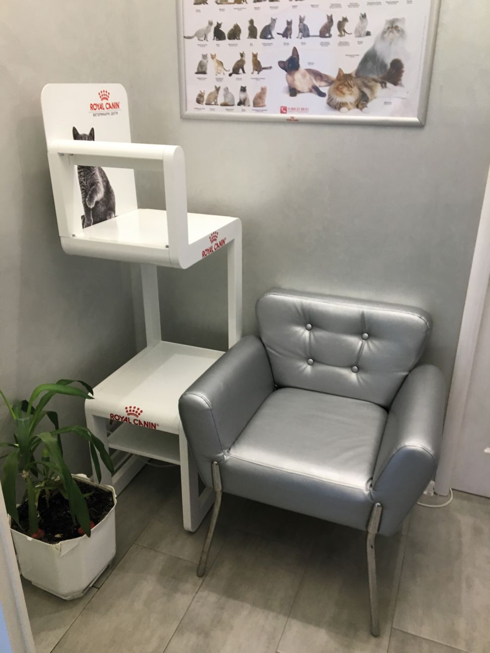 Figure 3. Royal Canin a développé un arbre à cage pour chats pour éviter de poser les cages sur le sol. © Royal Canin SAS 
