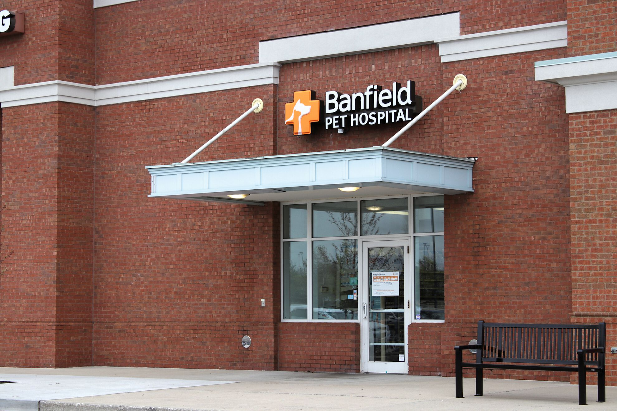Mars Petcare besitzt gegenwärtig mehr als 2300 Praxen und Kliniken, die unter verschiedenen Namen firmieren, darunter Banfield in den USA.