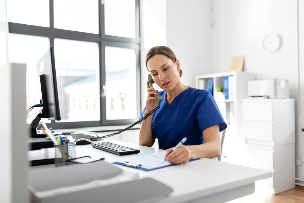 Pour optimiser la relation avec le client et donc l’adhésion au traitement, un appel téléphonique ou par vidéo aura lieu dans les 48 heures qui suivent.